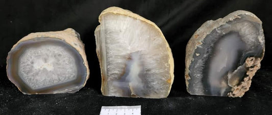 Agate: Mineralogical Properties, Formation Processes, and Regional Variants